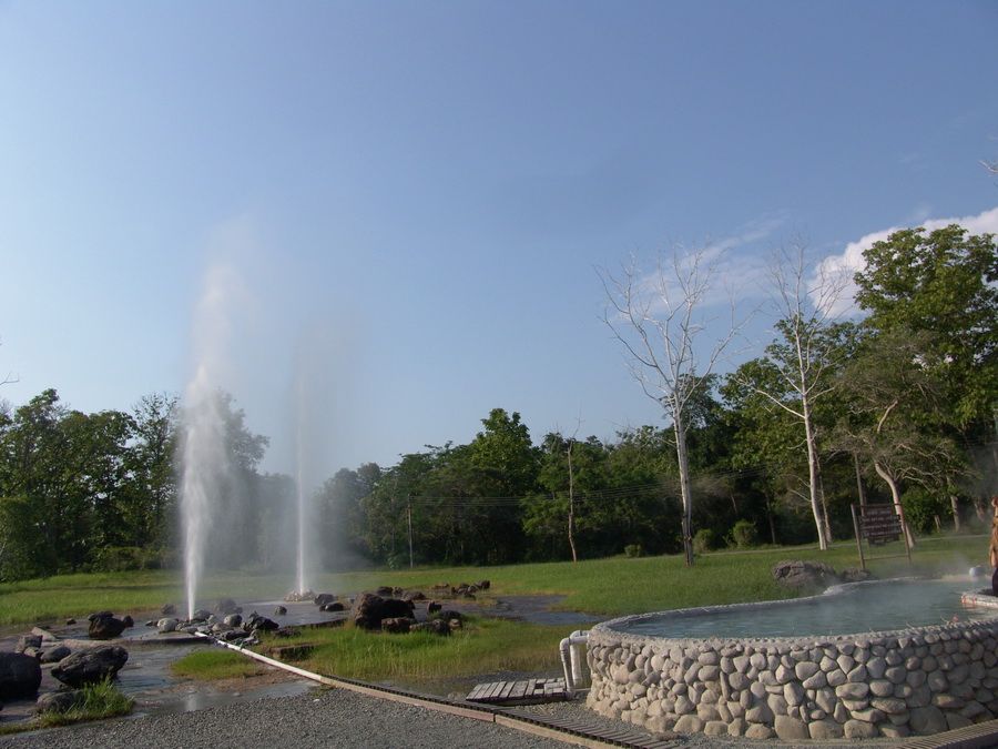 San-Kampaeng-hot-springs